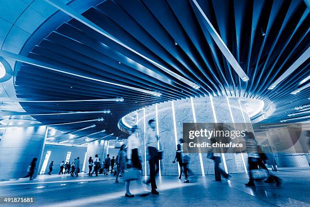 negócios pessoas a viagem de casa para o trabalho de hong kong - middle age imagens e fotografias de stock