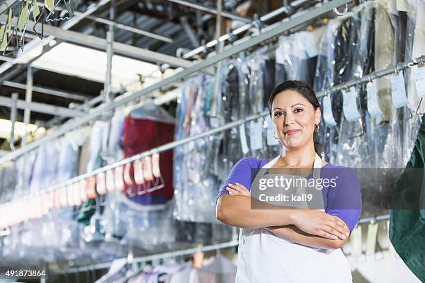 mujer hispana segura en su tienda de limpieza en seco - laundromat fotografías e imágenes de stock