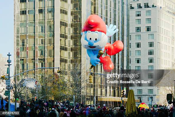 macy's thanksgiving day parade, papa smurf - papa smurf stock pictures, royalty-free photos & images