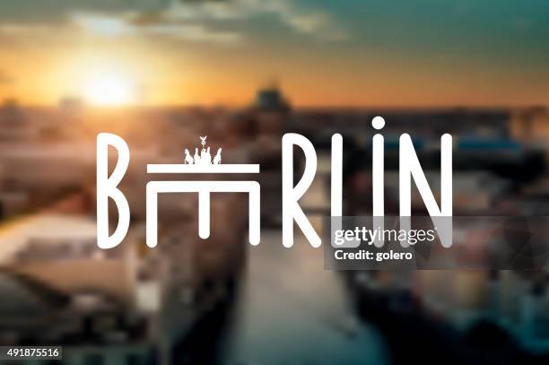 typografischer berlin-schild auf verschwommene sonnenuntergang skyline - berlin nacht stock-grafiken, -clipart, -cartoons und -symbole