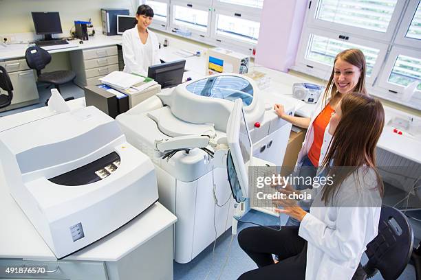 três linda técnicos em laboratório de banco de sangue - blood group - fotografias e filmes do acervo