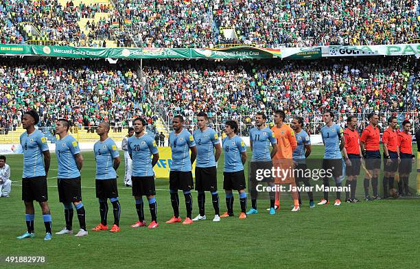 Players of Uruguay sing their national anthem prior to a match between Bolivia and Uruguay as part of FIFA 2018 World Cup Qualifier at Hernando Siles...