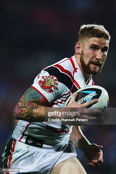 Sam Tomkins of the Warriors makesa a break during the round 10 NRL match between the Canterbury-Bankstown Bulldogs and the New Zealand Warriors at...