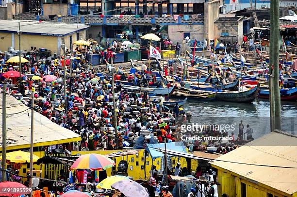 ghana, elmina-markt und fischerboote - mina stock-fotos und bilder