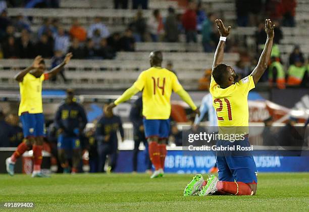Players of Ecuador celebrate after winning the match between Argentina and Ecuador as part of FIFA 2018 World Cup Qualifier at Monumental Antonio...