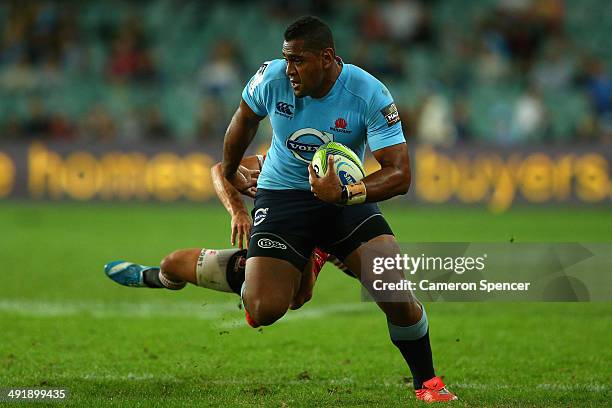 Taqele Naiyaravoro of the Waratahs makes a break during the round 14 Super Rugby match between the Waratahs and the Lions at Allianz Stadium on May...