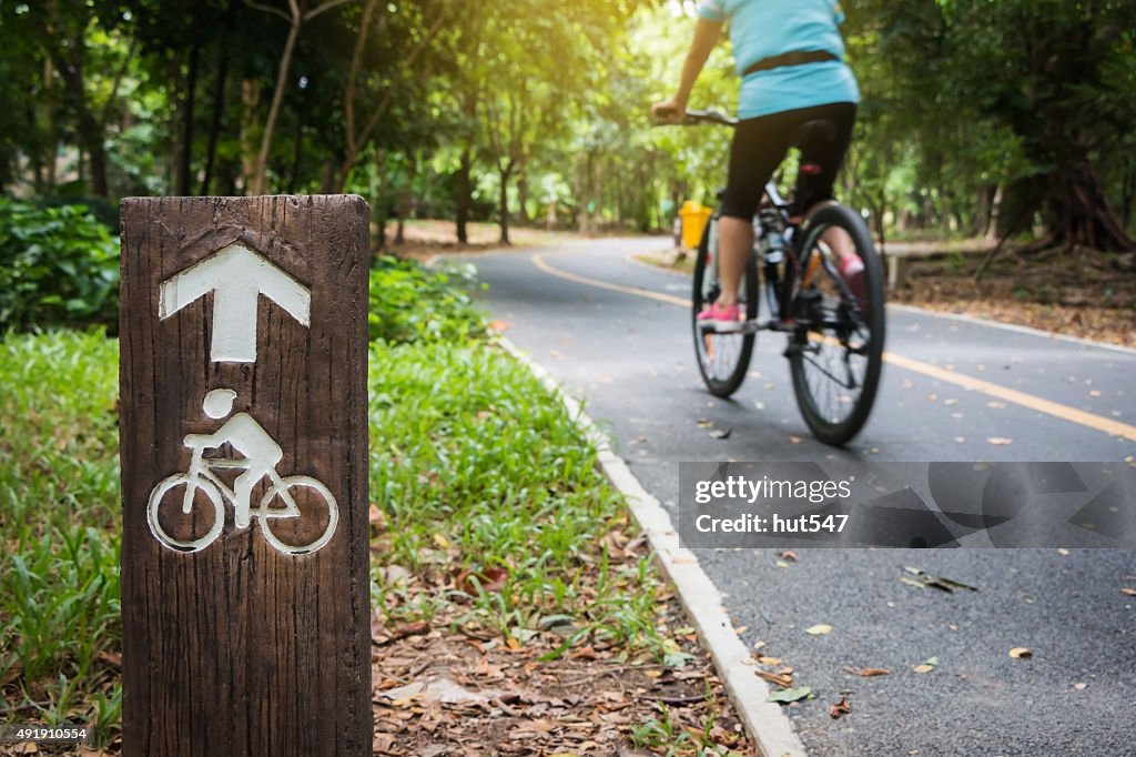 Fahrrad-Schild, Fahrradweg in öffentlichen park