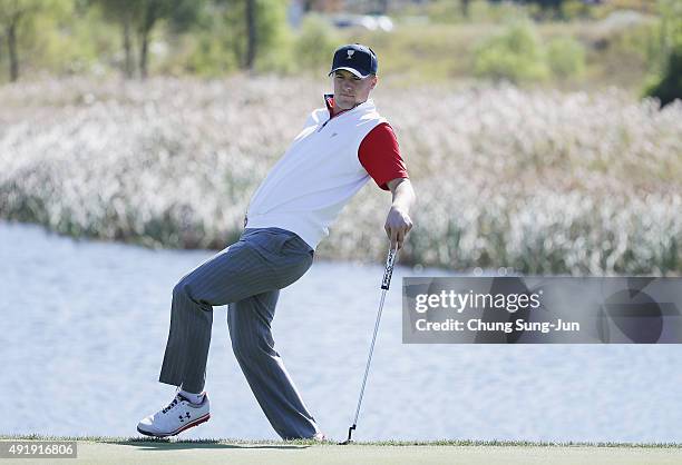 Jordan Spieth of the United States Team reacts to a missed putt on the fourth green during the Friday four-ball matches at The Presidents Cup at Jack...