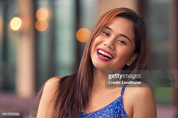 mujer joven sonriente - filipino woman fotografías e imágenes de stock