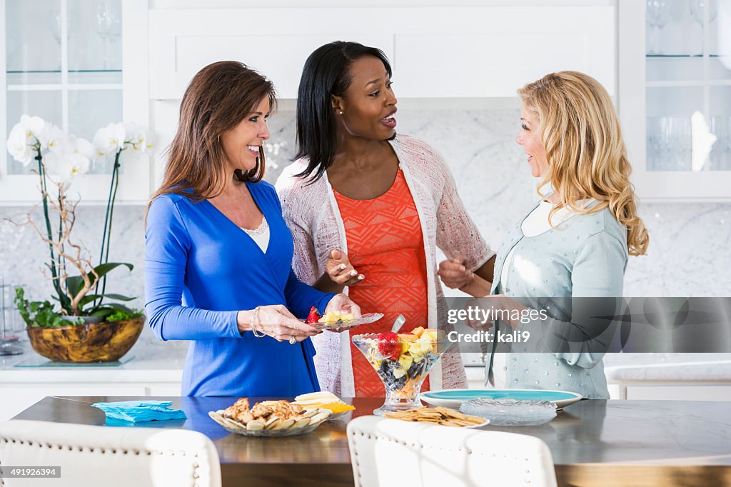 Frauen beim Mittagessen, Gespräche in der Küche