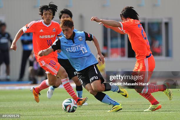Yoshito Okubo of Kawasaki Frontale in action during the J.League match between Kawasaki Frontale and Yokohama F.Marinos at Todoroki Stadium on May...