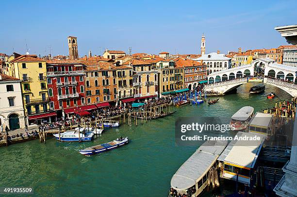 Ponte do Rialto vista de cima, canal grande, Veneza. Rialto Bridge seen from above, Grand Canal, Venice.