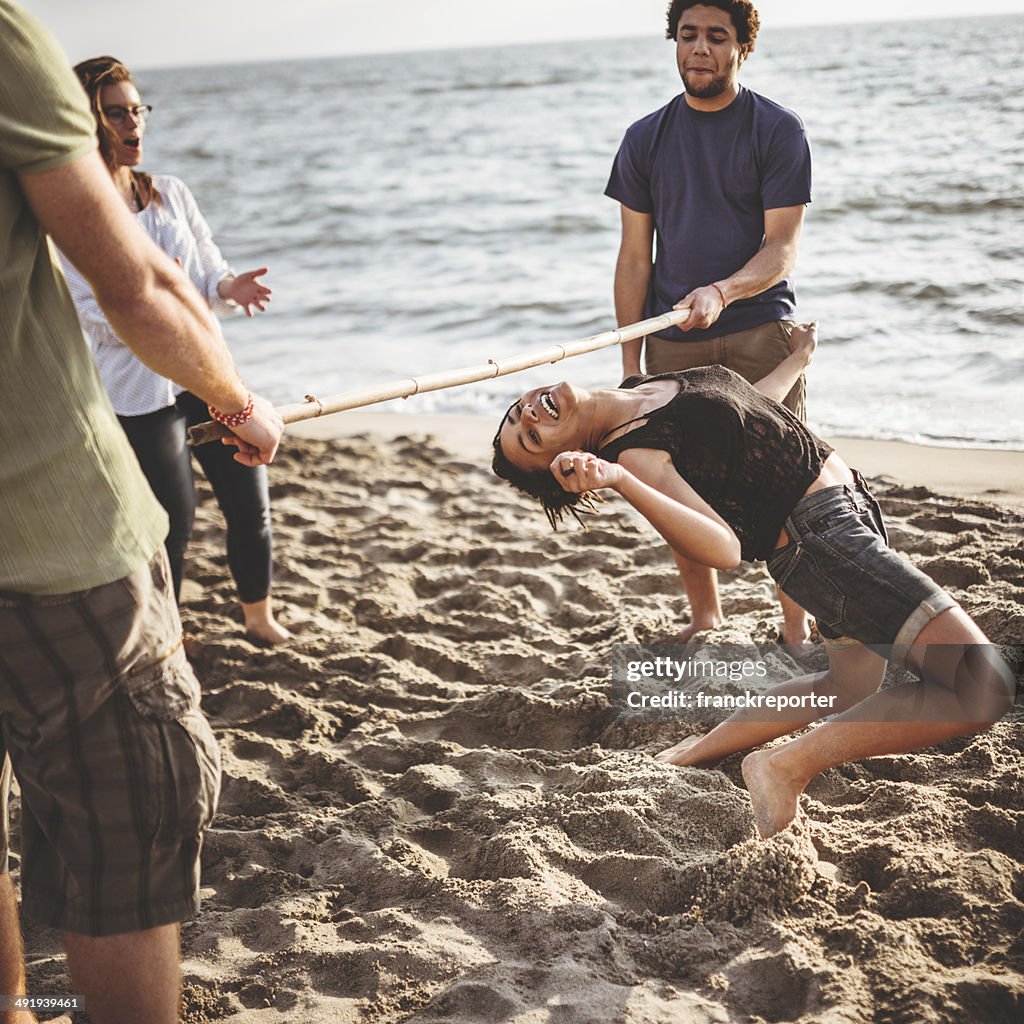 Amici che giocano sulla spiaggia di limbo