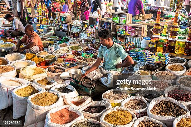 les légumes d'achat de denrées alimentaires et épicerie en inde - indian market photos et images de collection