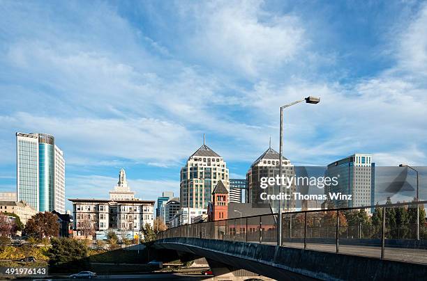 view of oakland from 980 overpass - 奧克蘭 加州 個照片及圖片檔