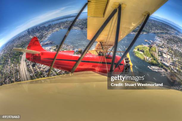 fisheye view of seattle - avião biplano - fotografias e filmes do acervo