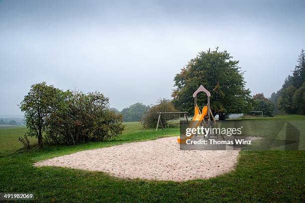 childrens slide - playground photos et images de collection