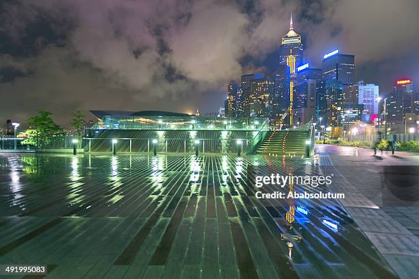 convention center and central plaza, hong kong - hong kong convention and exhibition center stockfoto's en -beelden