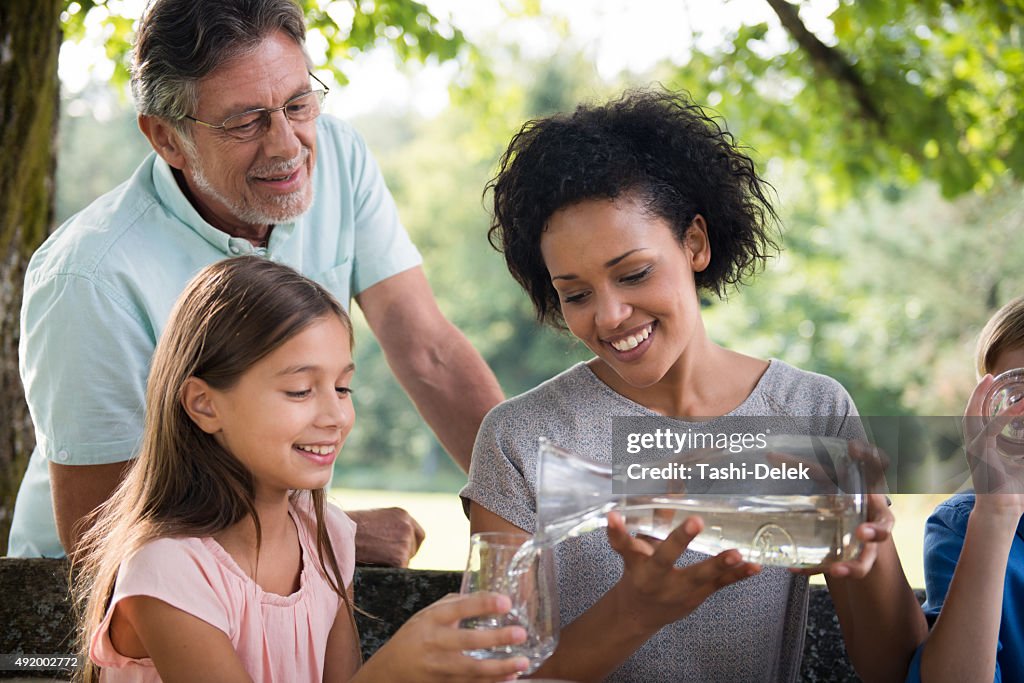 Familie genießen im Park