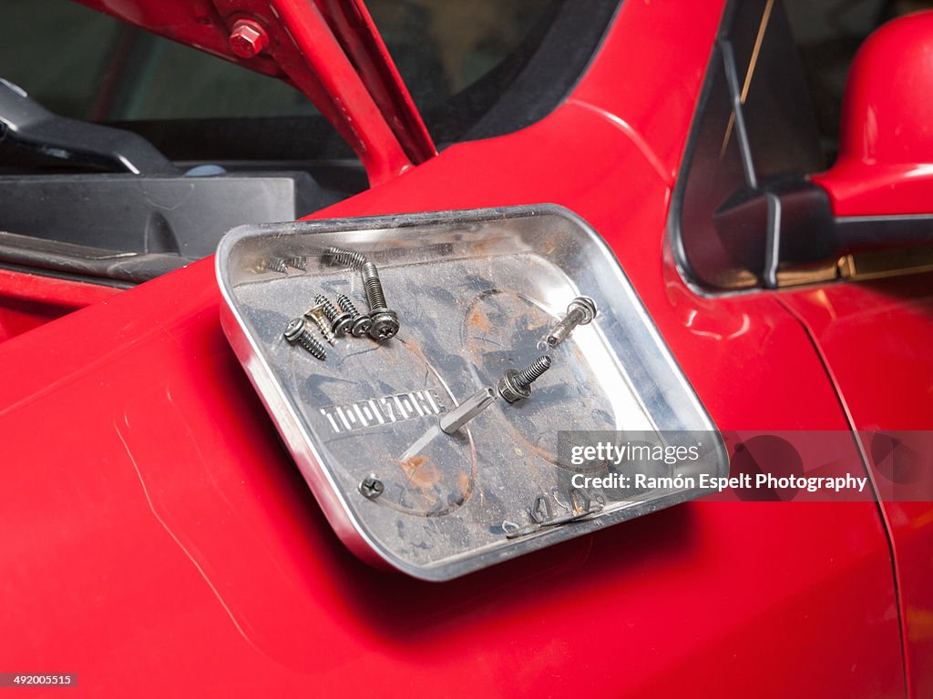 Magnetic tray for tools in a workshop