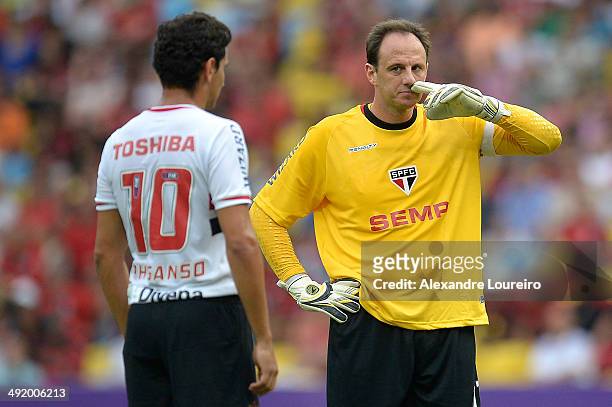 Rogerio Ceni of Sao Paulo talks with Paulo Henrique Ganso during a match between Flamengo and Sao Paulo as part of Brasileirao Series A 2014 at...