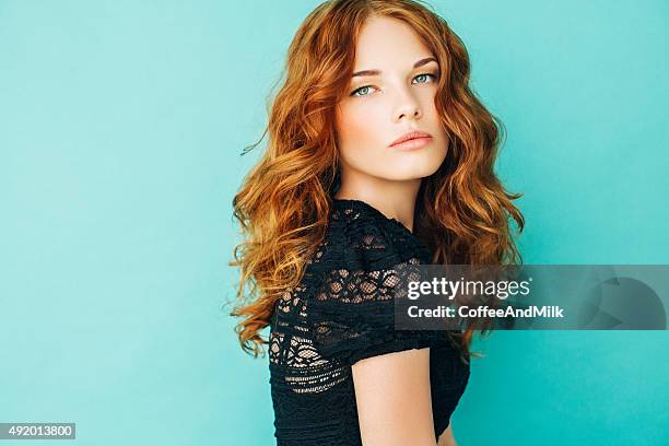 studioshot de joven hermosa mujer - ojos verdes fotografías e imágenes de stock