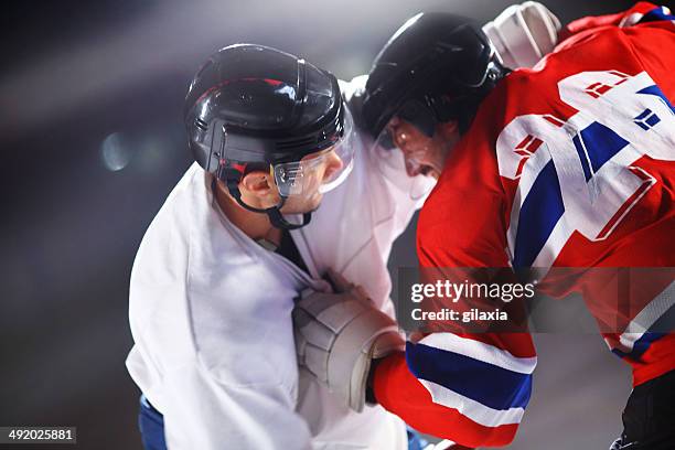 ice hockey luta. - foul sports - fotografias e filmes do acervo