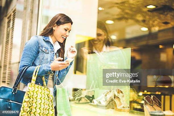 bella mujer con bolsas de compras - zapatería fotografías e imágenes de stock