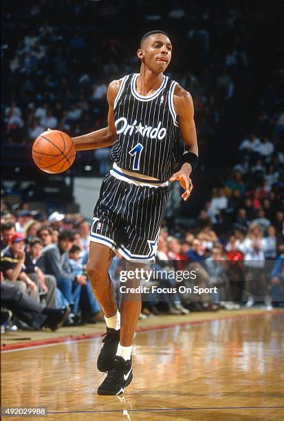 Penny Hardaway of the Orlando Magic dribbles the ball against the Washington Bullets during an NBA basketball game circa 1993 at US Airways Arena in...