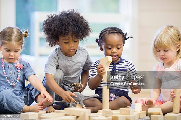 bambini che giocano con blocchi di edificio - bambino piccolo foto e immagini stock