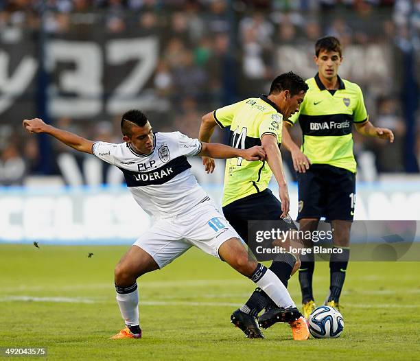 Rodrigo Contreras of Gimnasia Esgrima La Plata and Claudio Perez of Boca Juniors during a match between Gimnasia and Boca as part of the 19th round...