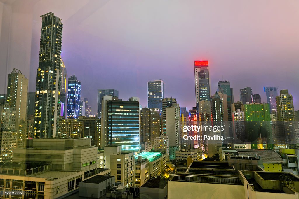 Ville de Hong Kong dans la nuit, en Chine et Asie