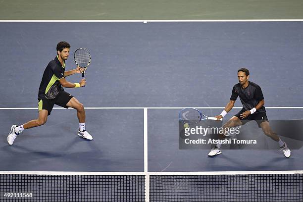 Raven Klaasen of South Africa and Marcelo Melo of Brazil compete against Aisam-Ul-Haq Qureshi of Pakistan and Gilles Simon of France during the men's...