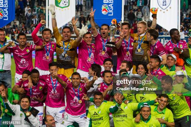 Players of Leon lift the trophy after winning the second leg final match between Pachuca and León as part of Clausura 2014 Liga MX at Hidalgo Stadium...