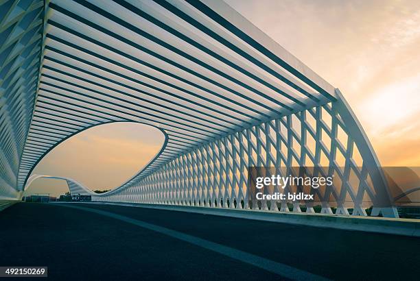 moderno bridge al tramonto - bridge foto e immagini stock