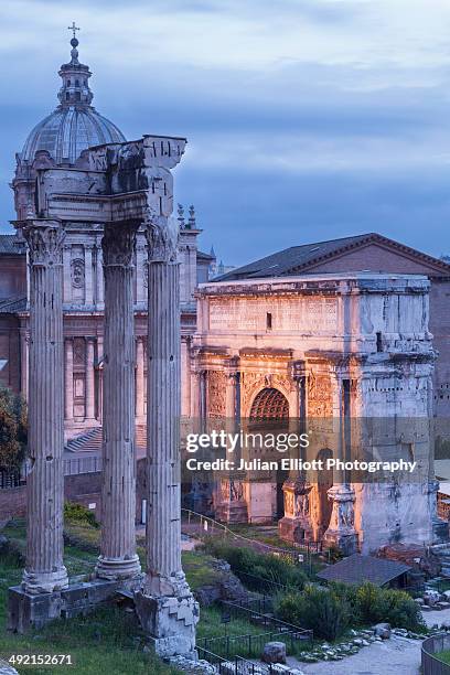 the arch of tiberius and the roman forum. - fórum romano imagens e fotografias de stock