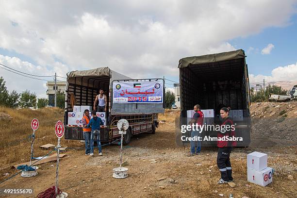 aid packages to syrian refugees - refugee camp tents stock pictures, royalty-free photos & images