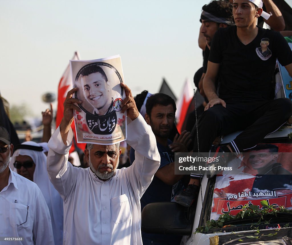 Bahrainis taking part in the funeral march of the martyr (...