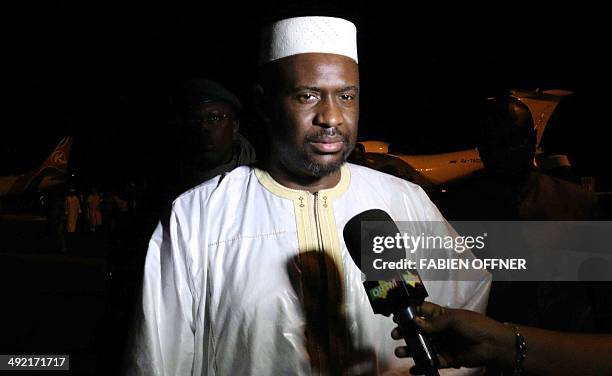 Mali's Prime Minister Moussa Mara speaks to the press at the airport in Bamako on May 18, 2014 after he traveled to the northern city of Kidal,...