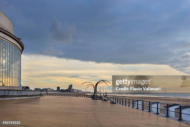 ostend - dansende golven, belgium - oostende stockfoto's en -beelden