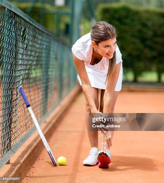 tennis-spieler-stretching - schlägersport stock-fotos und bilder