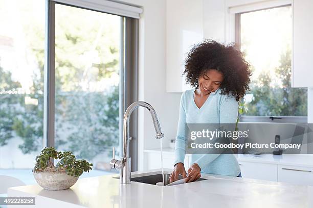 multitareas como un profesional - fregadero fotografías e imágenes de stock