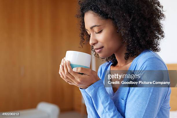 savourer son café du matin - women drinking coffee photos et images de collection
