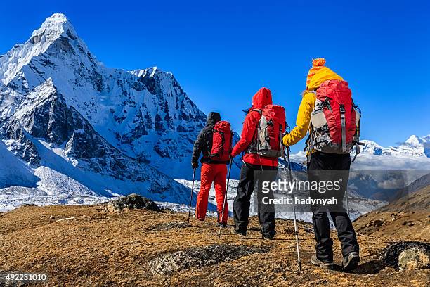 gruppe von drei wanderern in mount everest national park, nepal - nepal trekking stock-fotos und bilder
