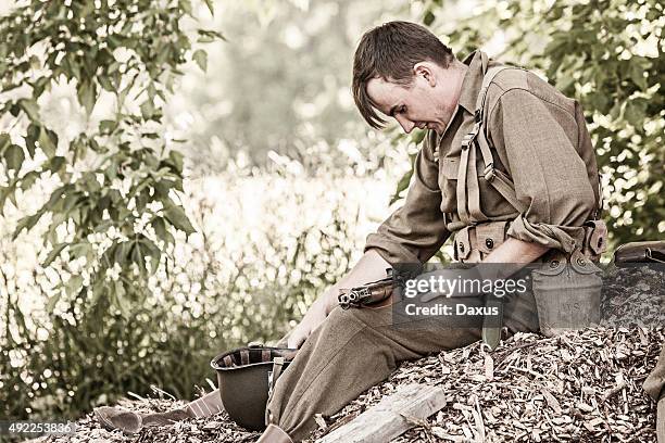 soldier wwii alone - soldier praying stockfoto's en -beelden