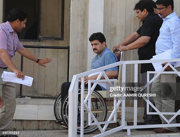 Leading Pakistani TV journalist Hamid Mir, , who survived an April attack by gumen in Karachi, leaves the Supreme Court on a wheelchair after his...