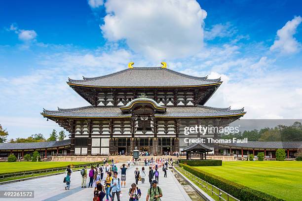 todaiji's hall principal-daibutsuden, nara - nara - fotografias e filmes do acervo