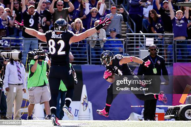 Fullback Kyle Juszczyk of the Baltimore Ravens scores a first quarter touchdown while tight end Nick Boyle of the Baltimore Ravens celebrates during...