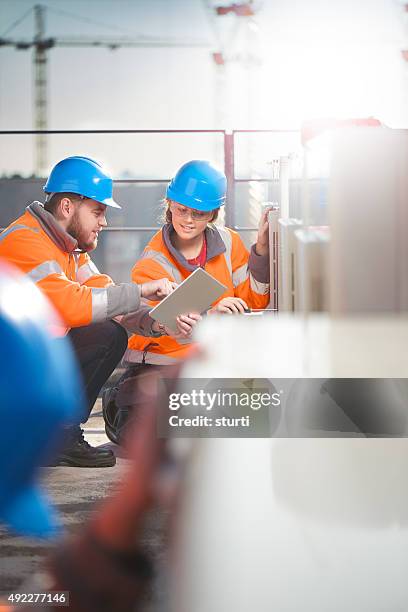 weibliche klimaanlage techniker mit ihrem vorgesetzten - hochbau stock-fotos und bilder