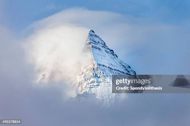 pyramid in mount assiniboine im nebel - nebel stock-fotos und bilder